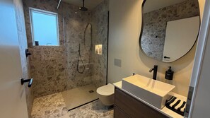 Shower, hair dryer, towels, soap - Modern Cabin with Hot Tub & Mountain views (Borgarbyggð)