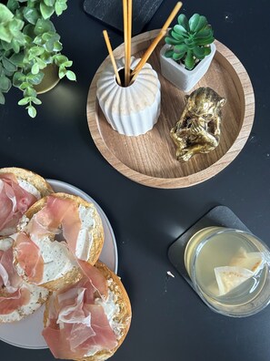 Food and drink - Modern  1 bed stylish city centre retreat (Wolverhampton)