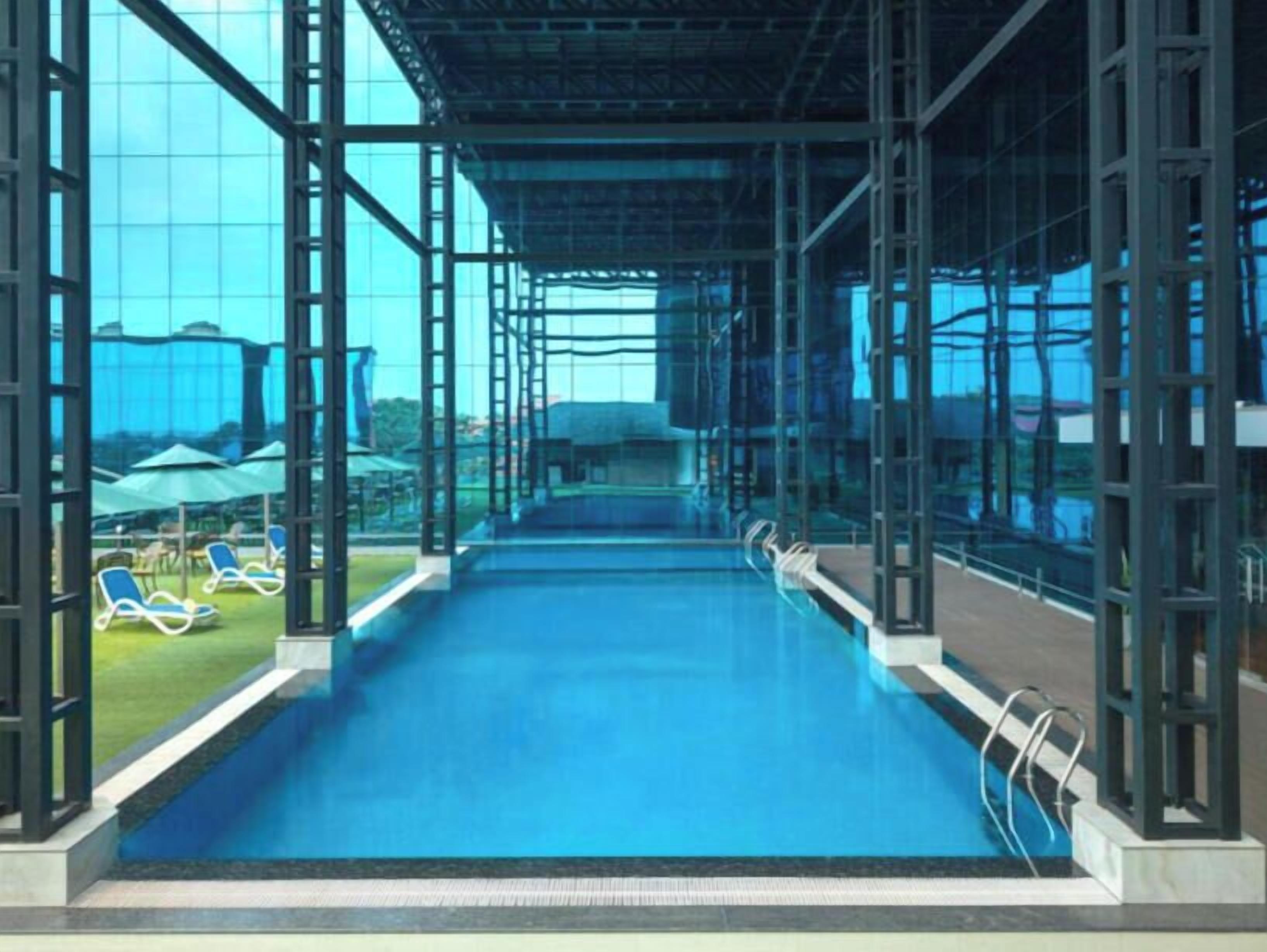10 outdoor pools