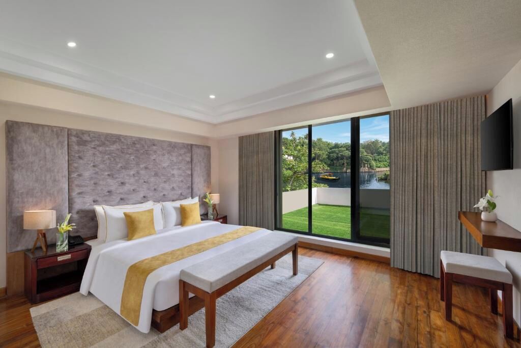 In-room safe, soundproofing, iron/ironing board, free WiFi