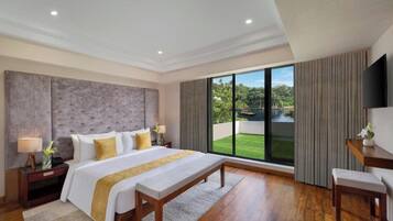 In-room safe, soundproofing, iron/ironing board, free WiFi