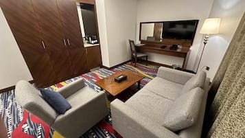 Junior Suite, City View | Living area