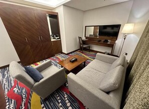 Suite Junior, vista città | Area soggiorno