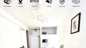 A modern kitchen with a central island, a microwave, and a sink. - Studio Montorgueil Paris 2 (Paris)