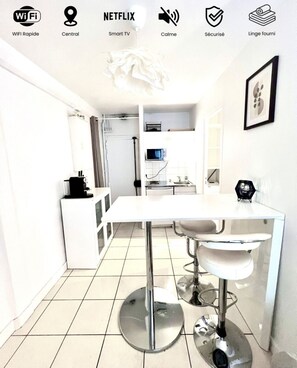 Fridge, microwave, coffee/tea maker, dining tables - Studio Montorgueil Paris 2 (Paris)