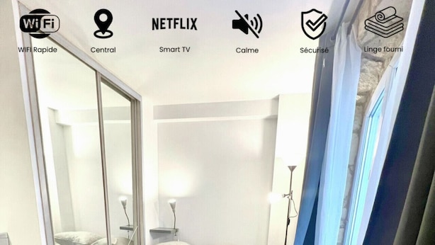 A modern hotel room with a bed, a desk, a lamp, and a window with curtains. - Studio Montorgueil Paris 2 (Paris)