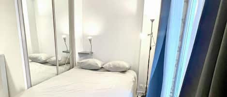 Desk, iron/ironing board, WiFi, bed sheets