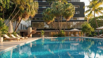 Una piscina al aire libre
