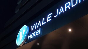 Bagian depan properti - sore/malam