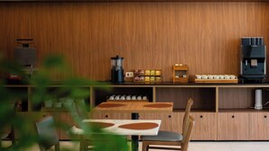 Kopi dan/atau alat penyeduh kopi