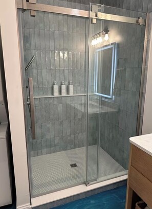 Dusche, Haartrockner, Handtücher, Seife