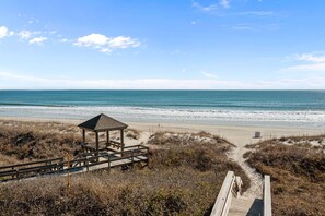 On the beach - Dune Daze-Ocean Front Condo in Dunescape Villas (Atlantic Beach)