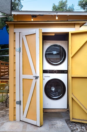 Room - East Austin Bungalow w BBQ Firepit Fun Yard (Austin)