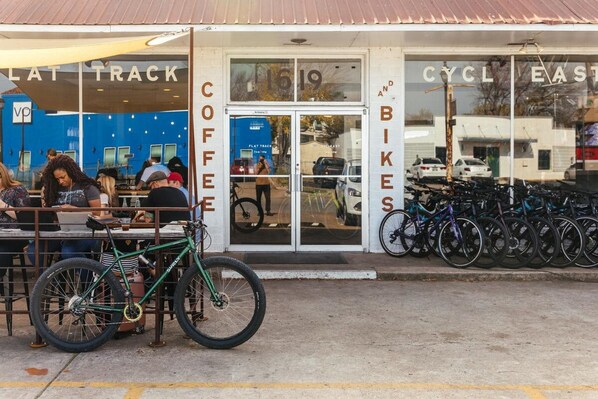 Room - East Austin Bungalow w BBQ Firepit Fun Yard (Austin)