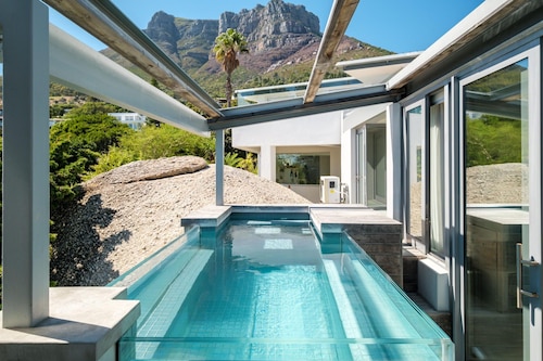 4 Bed Coastal Retreat W Pool Views Llandudno Sands