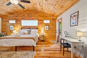 2 bedrooms, desk, travel cot, free WiFi - Blue Ridge Cabin with Hot Tub. Pet Friendly. Amazing Views, and 2 Fireplaces! (Mineral Bluff)