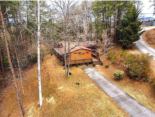 Blue Ridge Cabin with Hot Tub. Pet Friendly. Amazing Views, and 2 Fireplaces!