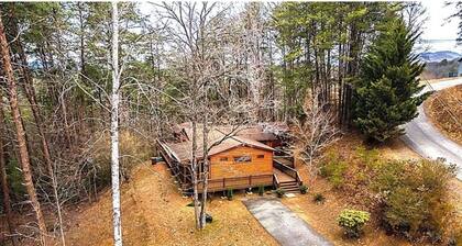 Blue Ridge Cabin with Hot Tub. Pet Friendly. Amazing Views, and 2 Fireplaces!
