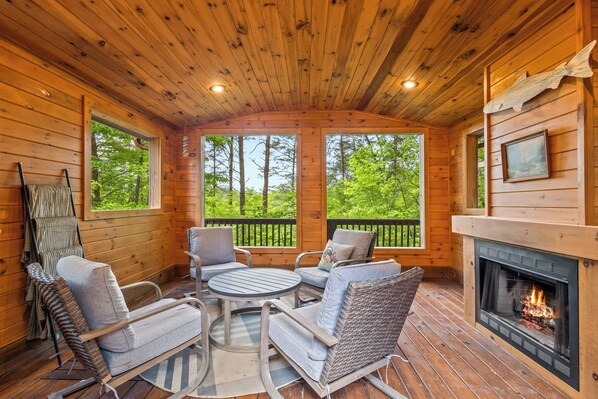 Interior - Blue Ridge Cabin with Hot Tub. Pet Friendly. Amazing Views, and 2 Fireplaces! (Mineral Bluff)