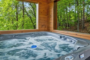 Outdoor spa tub - Blue Ridge Cabin with Hot Tub. Pet Friendly. Amazing Views, and 2 Fireplaces! (Mineral Bluff)
