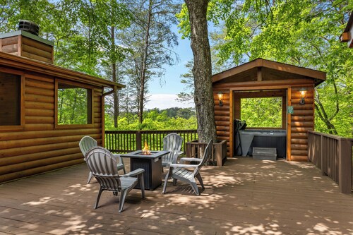 Blue Ridge Cabin with Hot Tub. Pet Friendly. Amazing Views, and 2 Fireplaces!
