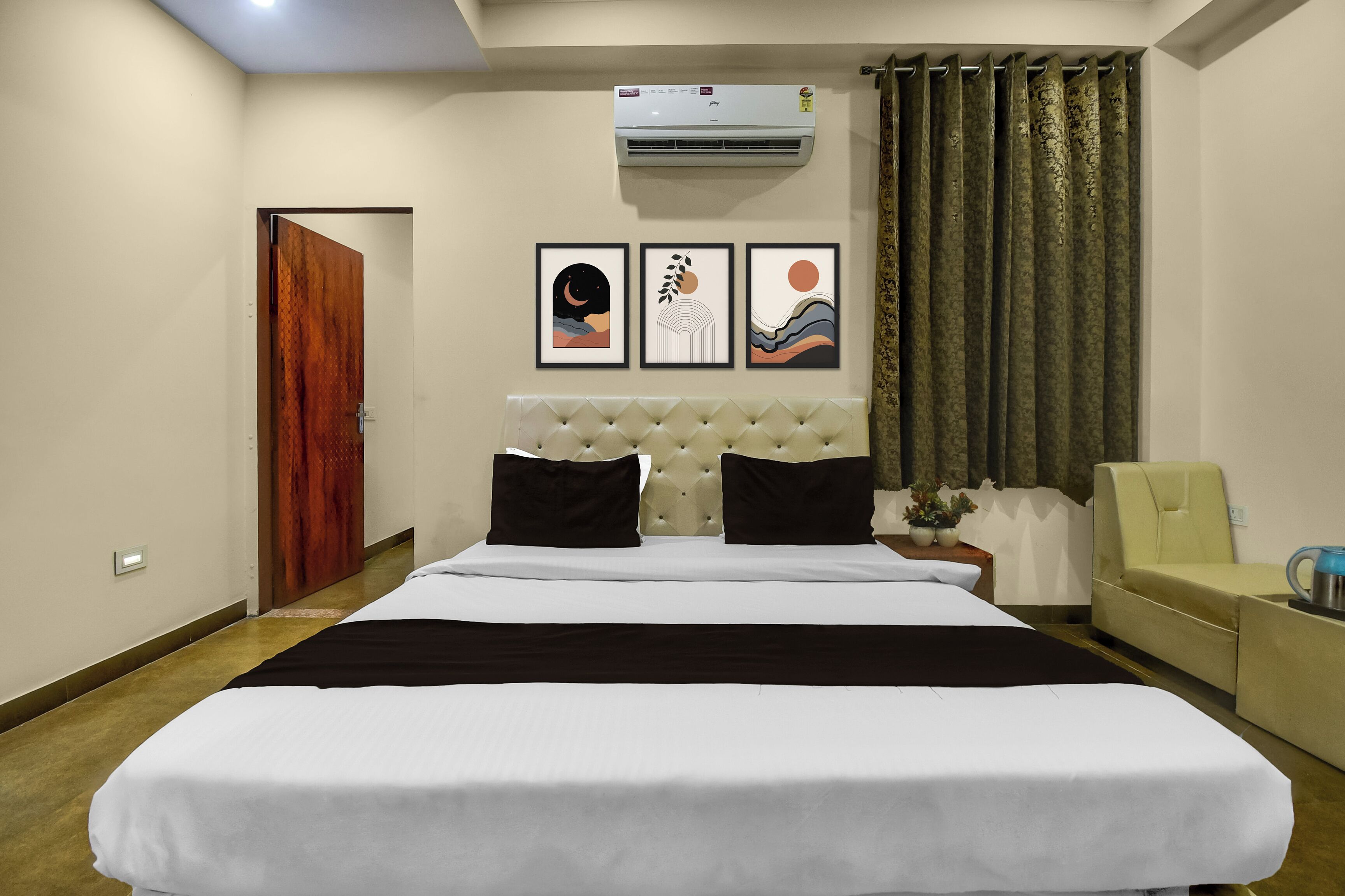 Blackout curtains, soundproofing, iron/ironing board, free WiFi