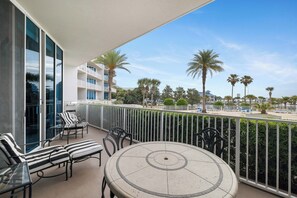 Outdoor dining - The Moorings 107 by Liquid Life (Orange Beach)