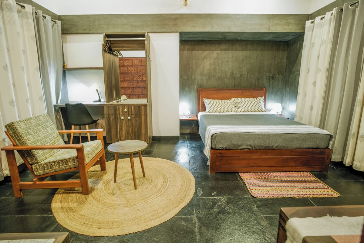 Deluxe Double Room | Desk, laptop workspace, blackout drapes, soundproofing