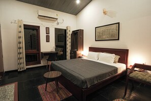 Deluxe Double Room, Mountain View, Mountainside | Desk, laptop workspace, blackout drapes, soundproofing - Aambalvilla (Muttil South)
