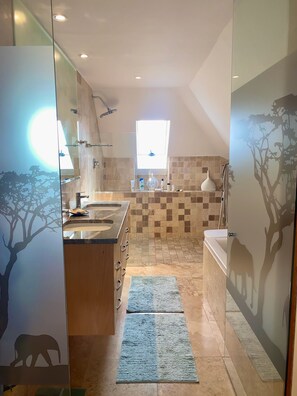 Shower, hair dryer, bidet, towels - Amazing View Penthouse with Heating (Table View/Cape Town)