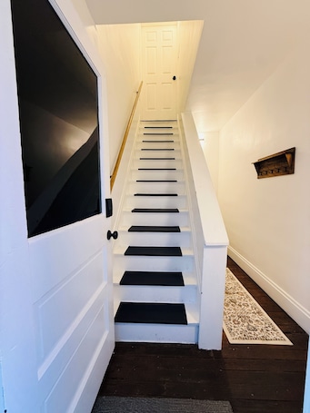 Interior. Renovated 2BR - Workspace - Near UC Med & Cincy