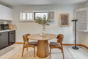 Interior - Walk to Venice Beach & More! Serene Apt w/ Patio (Venice)