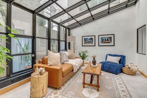 Front of property - Walk to Venice Beach & More! Serene Apt w/ Patio (Venice)