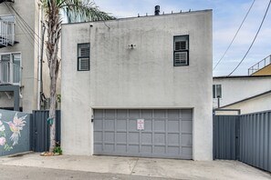 Interior - Walk to Venice Beach & More! Serene Apt w/ Patio (Venice)