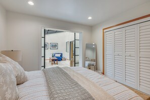 Interior - Walk to Venice Beach & More! Serene Apt w/ Patio (Venice)