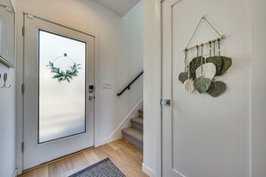 Interior - Rooftop Retreat w/ City Views: Modern Seattle Home (Seattle)
