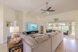 Ping pong, books - Bring your dogs and enjoy the charm of this home! 3 be- 2ba in SE Cape Coral (Cape Coral)