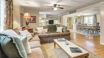 House (3 Bedrooms) | Interior