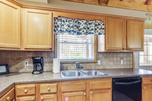 Interior - Hot Tub & Game Room! Group Retreat in Ellijay (Ellijay)