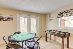 Interior - Hot Tub & Game Room! Group Retreat in Ellijay (Ellijay)