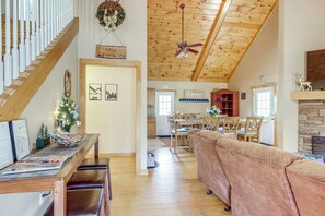 House (4 Bedrooms) | Interior - Hot Tub & Game Room! Group Retreat in Ellijay (Ellijay)