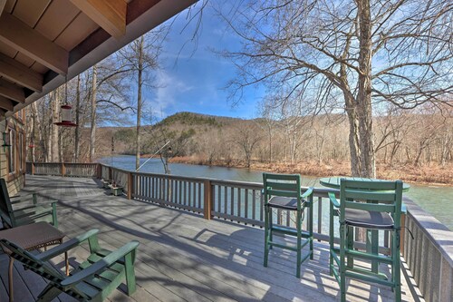 'serenity on the River' Luxe Lewisburg Cabin!