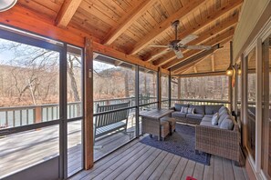 Interior - 'serenity on the River' Luxe Lewisburg Cabin! (Lewisburg)