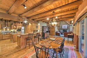 Interior - 'serenity on the River' Luxe Lewisburg Cabin! (Lewisburg)