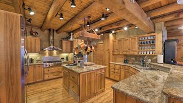 House (5 Bedrooms) | Interior