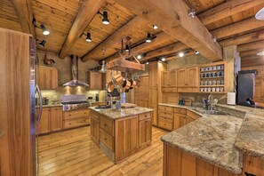 Interior - 'serenity on the River' Luxe Lewisburg Cabin! (Lewisburg)