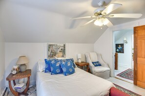 Interior - Walk to Wharf & Beaches! Newport Home w/ Patio (Newport)