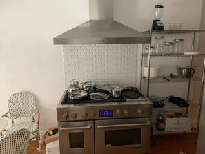 Private kitchen - 3-bedroom townhouse w/AC  in Downtown PGH walk to Cultural District and Stadiums (Pittsburgh)