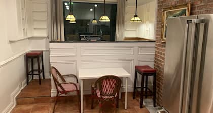 3-bedroom townhouse w/AC Downtown walk to FIREWORKS -Cultural District/Stadiums