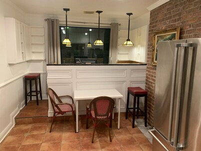 3-bedroom townhouse w/AC  in Downtown Pittsburgh - walk to NFL Draft!
